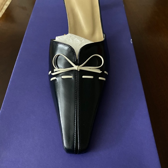 Stuart Weitzman - Picture 4 of 6